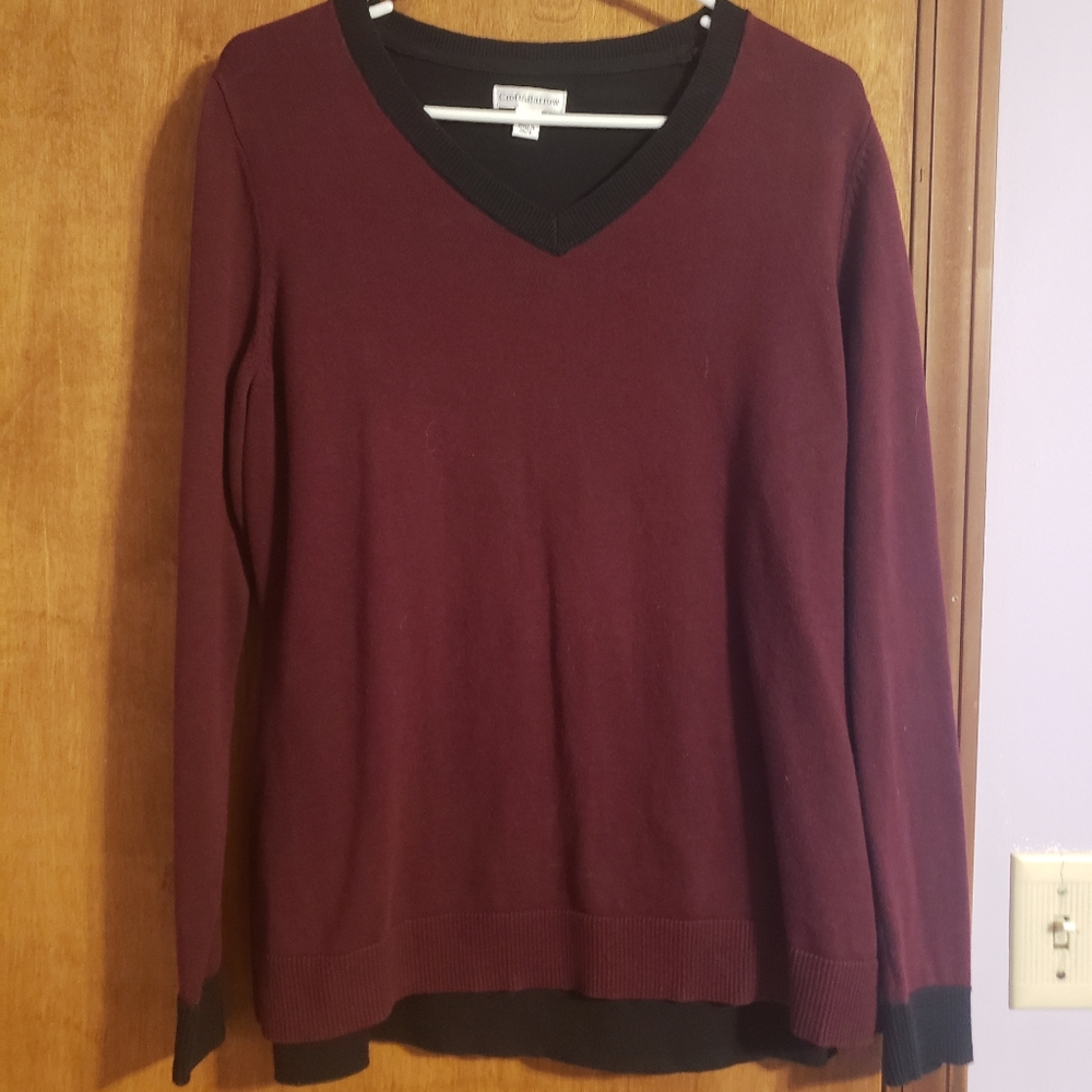 Croft&Barrow maroon and black V-neck sweater size Medium